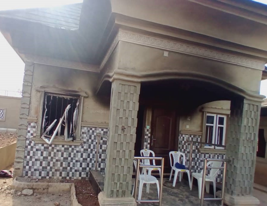 Hoodlums raze palace of traditional ruler