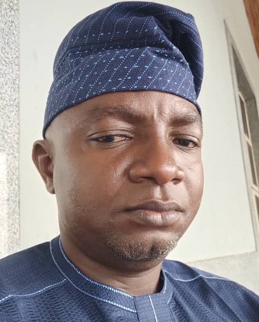 Suspected political thugs turn former mobilization director of peoples democratic party, Ajomale to punching bag