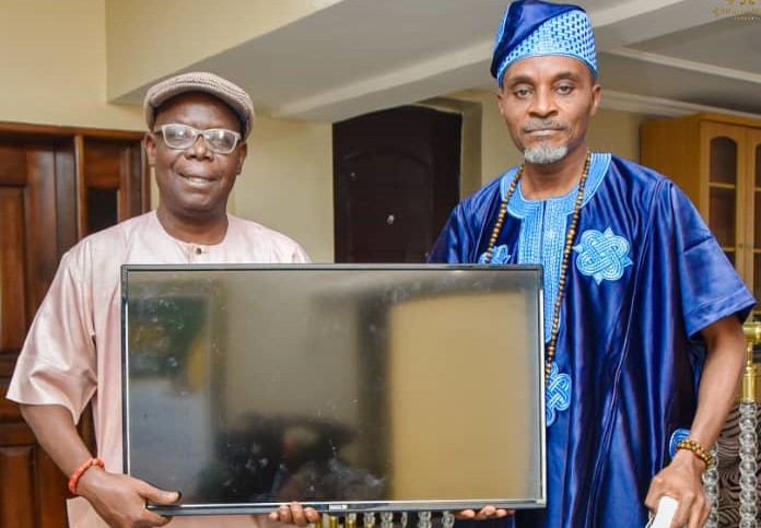 Olowu of Owu Kingdom donates television set to penpushing media office, promises more gestures