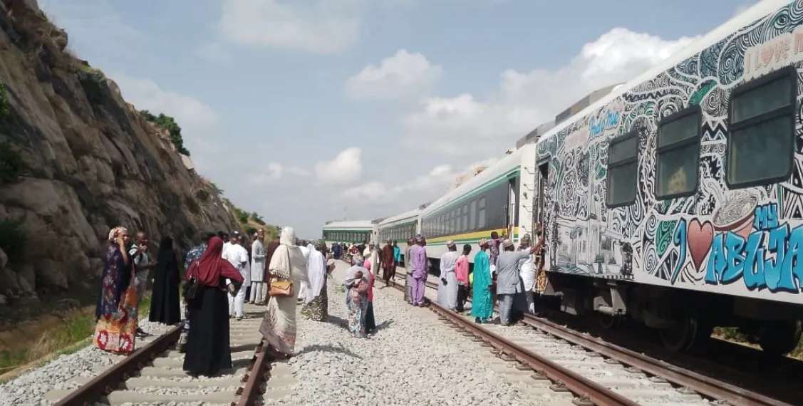 Abuja-Kaduna train derails