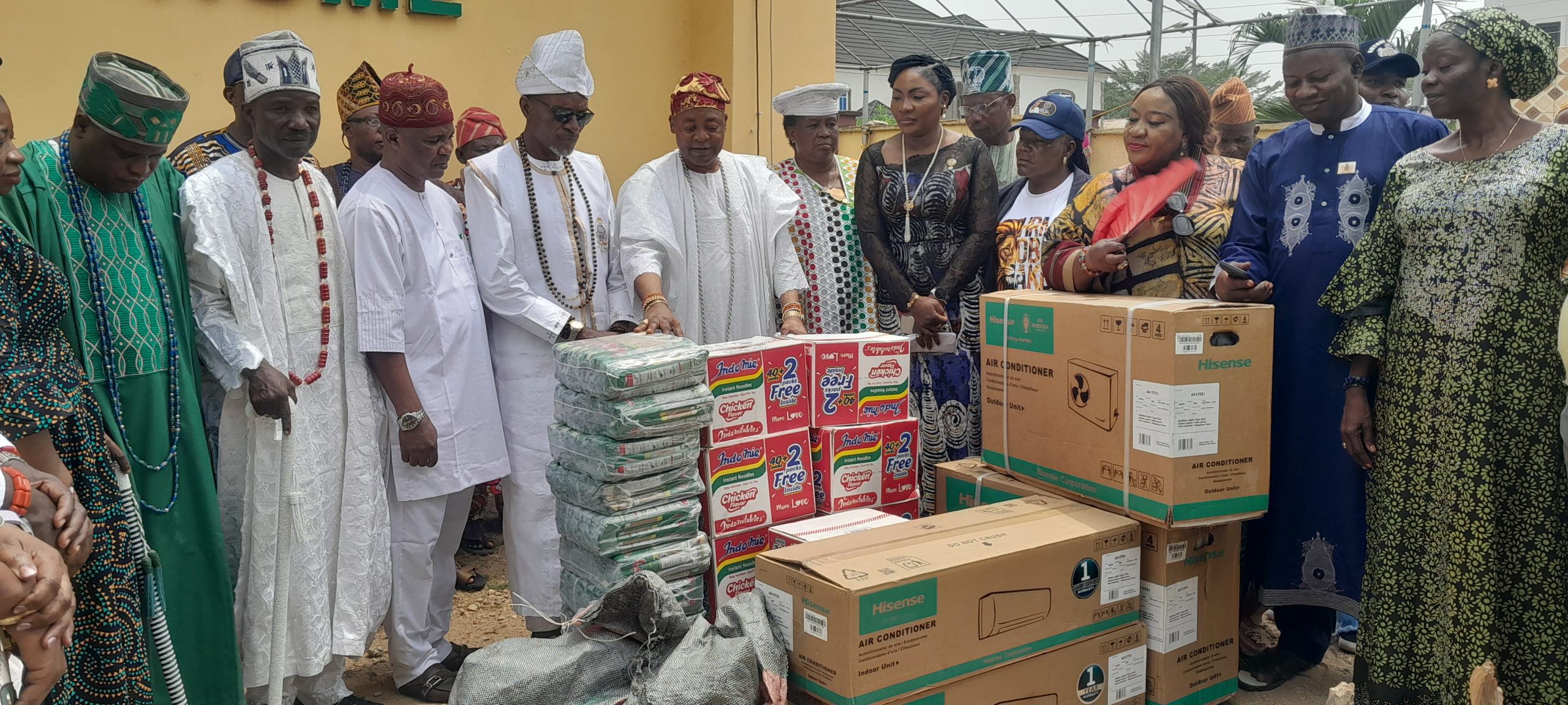 Ogun state traditional ruler Oba Fatai Akamo provides succour to prison inmates, orphanage home, hospitals