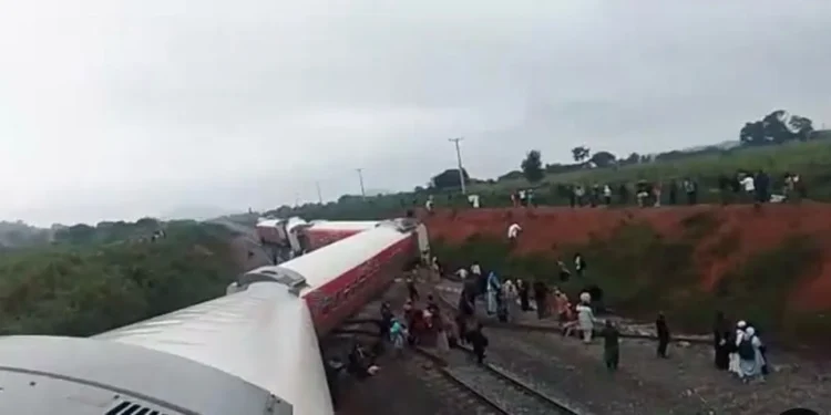 Abuja-Kaduna train derails