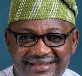 Penpushing member, Gboyega Isiaka donates 100 executive chairs Ogun state body of journalists