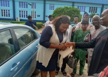 Apostle Achudume gives car to General Manager Paramount F.M, Oluremi Olugbenro
