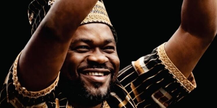 Penpushing member, Muyiwa Akintunde authors commemorative book on Tunji Braithwaite
