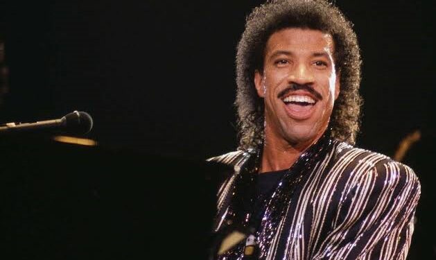 Lionel Richie hospitalized after cutting concert short amid medical incident