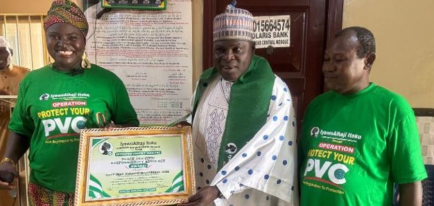 Iyawo Alhaji Itoku Community Development Initiative honours Chief Imam of Ratguab Mosque in Abeokuta with civic responsibility award