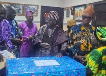Pensioners honour former ogun state head of service, Kehinde Onasanya for meritorious service
