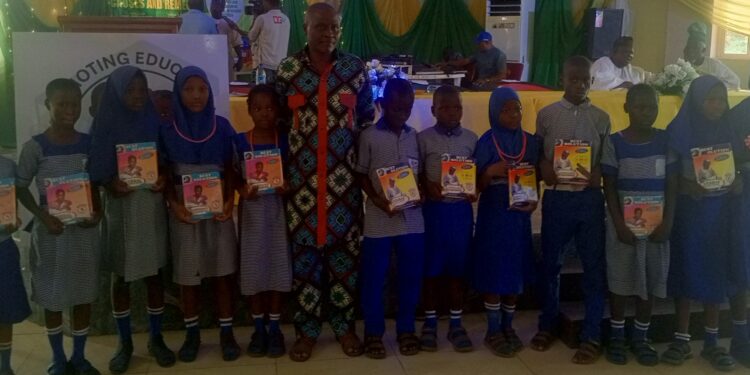 Foundation organizes second anniversary lecture, distributes educational materials to indigent students